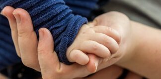 Jak połączyć dwa filmy w jeden Canva?