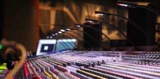 Jak włączyć Soundboard na DC?